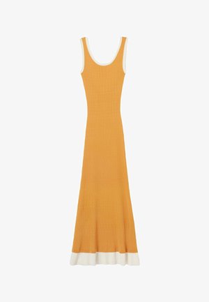 Vestido maxi amarillo mostaza sin mangas con textura acanalada, escote redondo y ribete de volantes blancos en el dobladillo y las sisas.