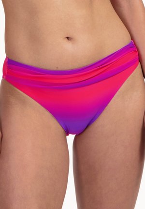 Donna che indossa slip bikini a vita alta con sfumatura rosa e viola e dettaglio arricciato in vita.