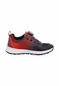Scarpa sportiva con una tomaia in mesh red e nera sfumata, un sistema di chiusura circolare e una suola testurizzata bianca e nera.