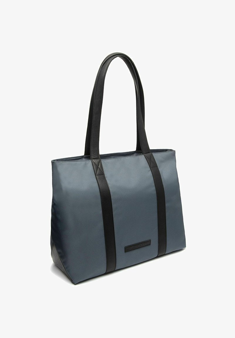 Borsa tote in nylon blu con dettagli e manici in pelle nera. Tessuto grafite con forma rettangolare e un'etichetta logo sul davanti.