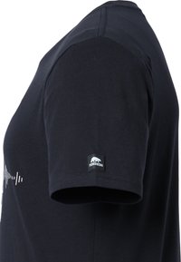 Camiseta de algodón negra con mangas cortas, presenta un diseño gráfico blanco en la parte frontal y una pequeña etiqueta negra en la manga izquierda.