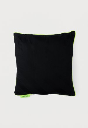 Fekete négyzet alakú párna neon zöld szegéllyel és kis neon zöld címkével az alsó bal sarokban, amelyen az "Off-White" felirat olvasható, fehér háttér előtt.