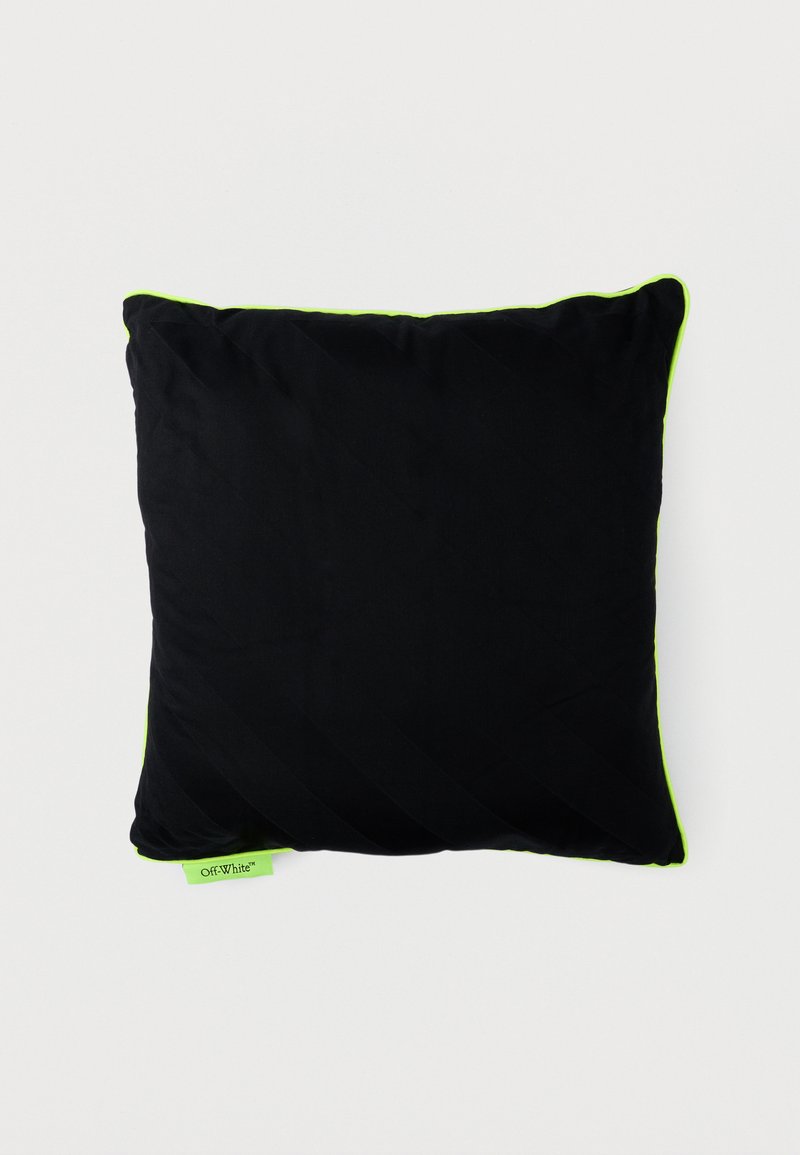 Μαύρο μαξιλάρι σε σχήμα τετραγώνου με λεπτομέρειες σε νεον πράσινο και μικρή ετικέτα σε νεον πράσινο με τη λέξη «Off-White» στην κάτω αριστερή γωνία, σε λευκό φόντο.