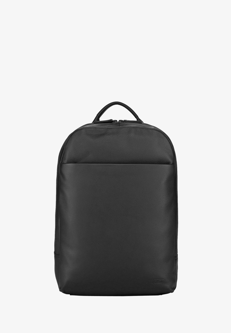 Sac à dos en cuir noir avec une texture lisse, sommet arrondi, fermeture éclair et une poche avant. Design minimaliste avec un logo subtil en bas.