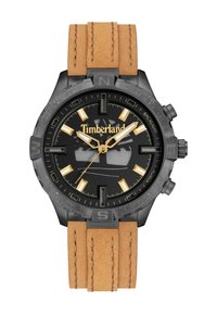 Orologio Timberland con quadrante nero, finiture dorate e grandi indici delle ore. Presenta una cassa nera e un cinturino in pelle marrone chiaro con cuciture.