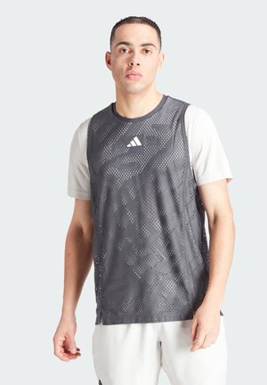 Dunkelgraues ärmelloses Sportshirt mit einem strukturierten Muster, ausgestattet mit Belüftungslöchern und einem kleinen weißen Logo in der Mitte.