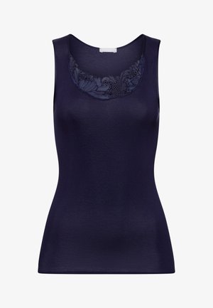 Canottiera senza maniche di colore blu navy, realizzata in tessuto liscio, con un design in pizzo floreale lungo il collo. Silhouette aderente.