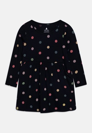 Langærmet sort kjole til småbørn med flerfarvede polkaprikker og rynket talje, lavet af blødt stof.