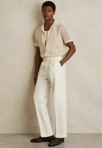 Reiss REGULAR FIT - STRAP BLEND BELTED PLEATED - Anzughose - white