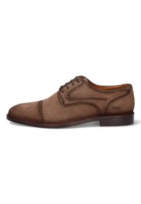 Zapato de ante marrón con cordones, de textura suave, punta redondeada, costuras en contraste y un logo estampado en el talón. Diseño clásico.