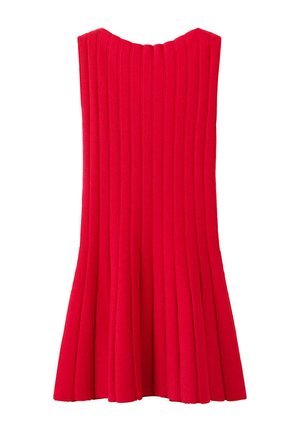 Vestido rojo plisado sin tirantes con corsé ajustado que se abre en la parte inferior sobre un fondo blanco.