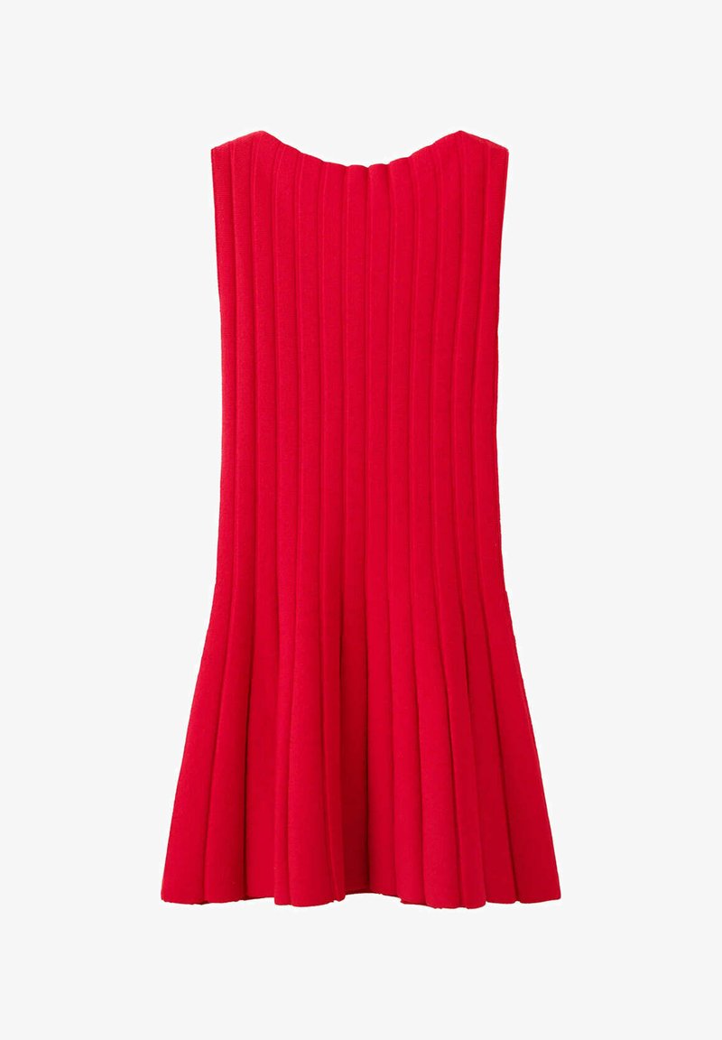 Robe rouge plissée sans bretelles avec corsage ajusté évasé en bas sur fond blanc.