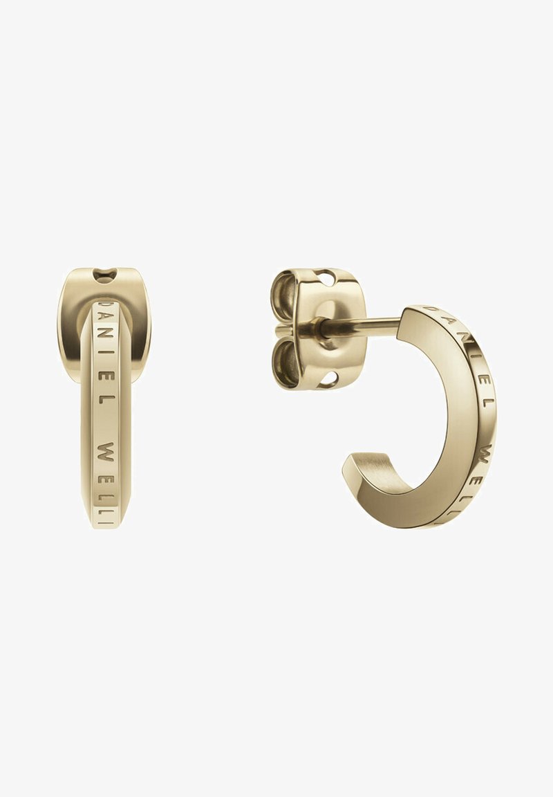 Aranyszínű karika fülbevalók, sima felülettel, textúrázott téglalappal és gravírozott márkanevével. Két stílus: fülbevaló és nyitott karika.
