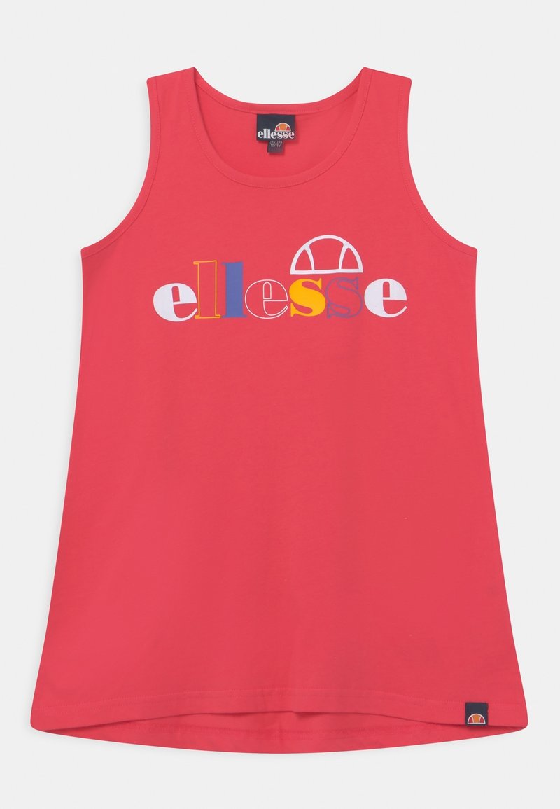 Débardeur rouge sans manches avec logo "ellesse" multicolore et symbole en demi-cercle centré sur la poitrine, petite étiquette ellesse près de l'ourlet inférieur.