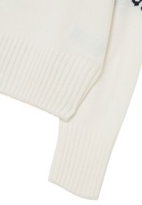 Pull en maille crème, avec poignets et ourlet côtelés, tissu texturé et motif floral à l'épaule.