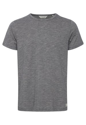 Siva kratka majica s kratkim rukavima napravljena od meke, teksturirane tkanine. Ima okrugli izrez i malu oznaku s logotipom blizu donjeg ruba. Jednostavan dizajn.