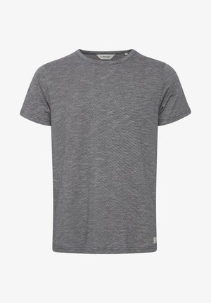 Siva kratka majica s kratkim rukavima napravljena od meke, teksturirane tkanine. Ima okrugli izrez i malu oznaku s logotipom blizu donjeg ruba. Jednostavan dizajn.