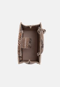Vista interna di una borsa con motivo in pelle di serpente beige, caratterizzata da bordi curvi e una sola tracolla, finitura testurizzata e un ampio interno.