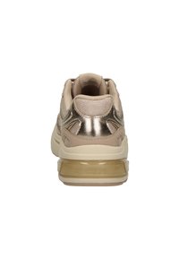 Beige sportshoe met metallic accenten, bovenkant van gaas en een gevoerde zool. Beschikt over een afgeronde hak en een gewatteerde kraag voor comfort.