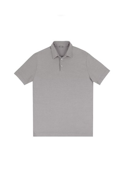 Polo shirt grigio, maniche corte, colletto classico, patta con tre bottoni, tessuto in cotone, texture liscia, vestibilità leggermente rilassata.