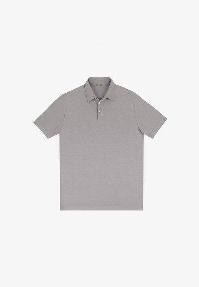 Grijze polo, korte mouwen, klassieke kraag, drie knoopsluitingen, katoenen stof, gladde textuur, iets relaxte pasvorm.