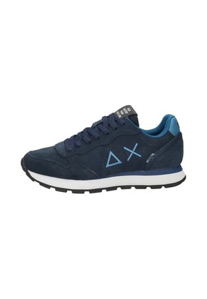 Navyblauer Sneaker mit blauem geometrischem Logo, dunkelblauen Schnürsenkeln, weißer und schwarzer Sohle sowie gepolstertem blauem Innenfutter.