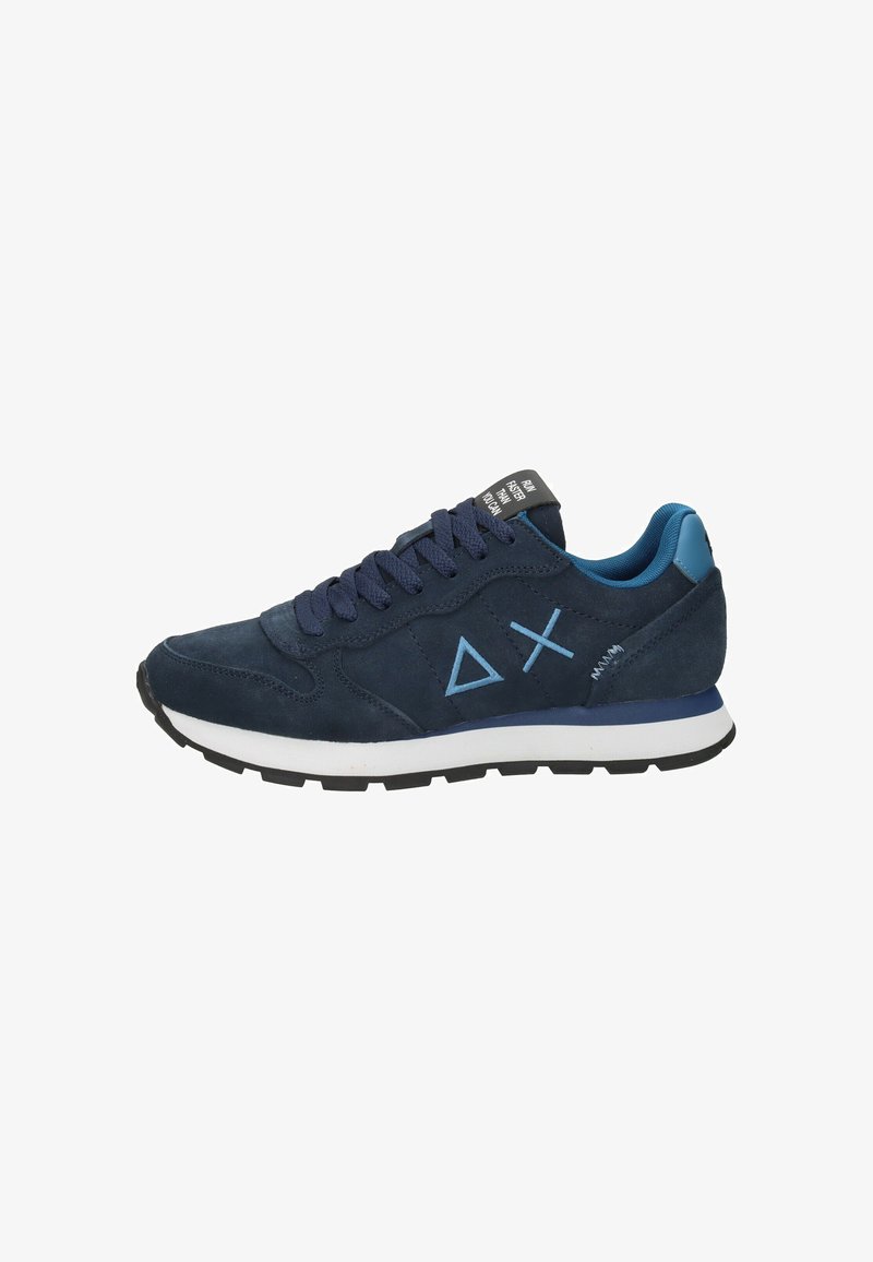 Baskets bleu marine avec logo géométrique bleu, lacets bleu foncé, semelle blanche et noire, et doublure intérieure rembourrée bleue.