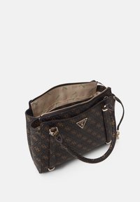 Borsa a mano marrone con motivo, chiusura con zip, dettaglio del logo e doppi scomparti interni. Presenta hardware in tonalità oro e materiale testurizzato.