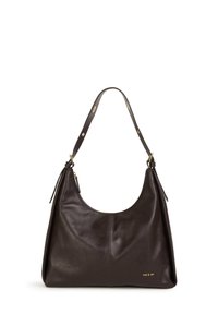 Borsa a spalla in pelle marrone con una consistenza liscia, forma curva e logo in rilievo dorato. Presenta una tracolla singola e dettagli decorativi.