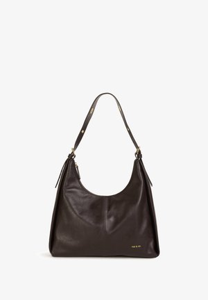 Borsa a spalla in pelle marrone con una consistenza liscia, forma curva e logo in rilievo dorato. Presenta una tracolla singola e dettagli decorativi.