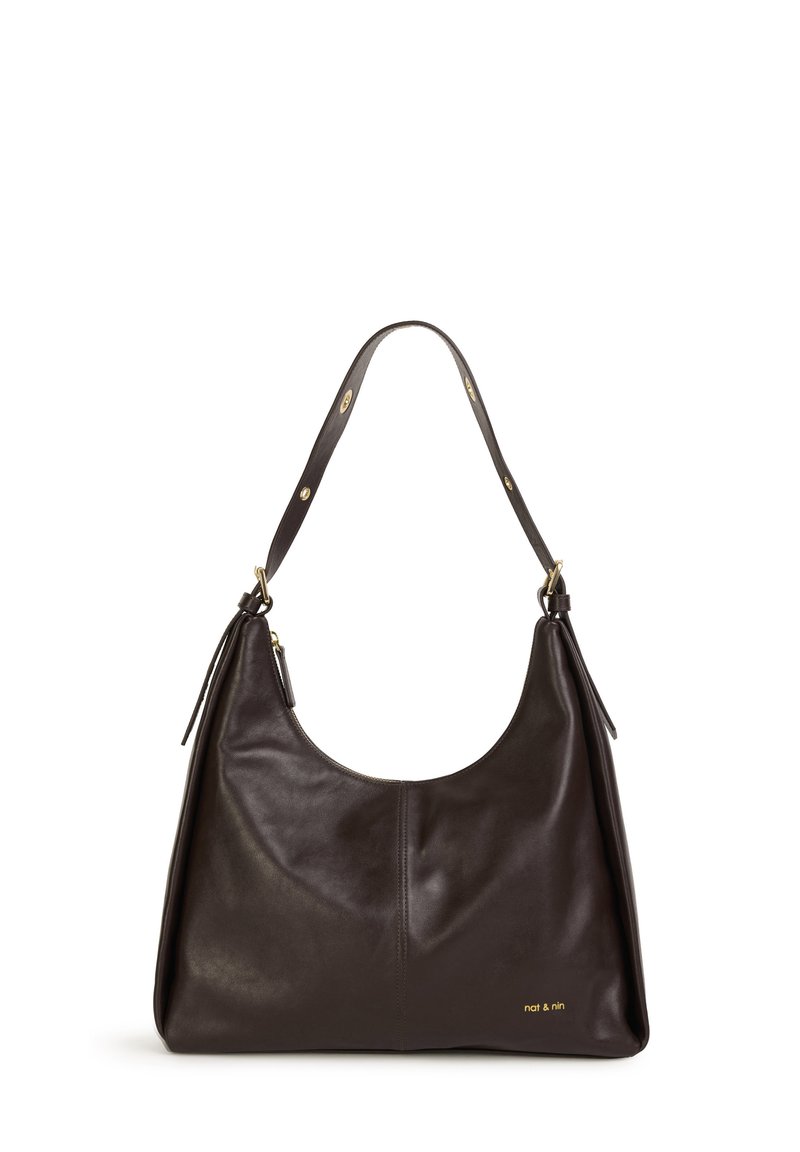 Borsa a spalla in pelle marrone con una consistenza liscia, forma curva e logo in rilievo dorato. Presenta una tracolla singola e dettagli decorativi.