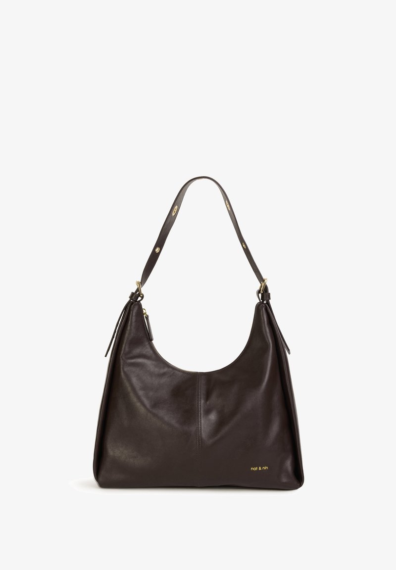 Ruskea nahkainen olkalaukku, jossa on sileä pinta, kaareva muoto ja kultapainettu logo. Varustettu yhdellä hihnalla ja koristeellisilla yksityiskohdilla.