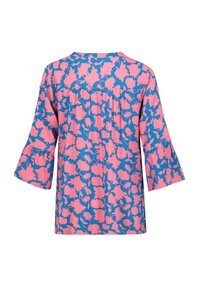 Rosa Blumenshirt mit blauem Hintergrund, das einen lockeren Schnitt, Dreiviertelärmel und ein plissiertes Rückendetail aufweist. Aus weichem, atmungsaktivem Stoff.
