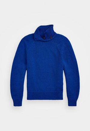 Blå strikket sweater med lange ærmer og en foldet høj krave med en enkelt knaplukning.