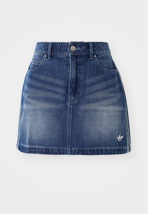 Denim rok in medium blauw met een licht vervaagde voorkant. Bevat vijf zakken, een knoopsluiting en een klein wit logo op de zoom.