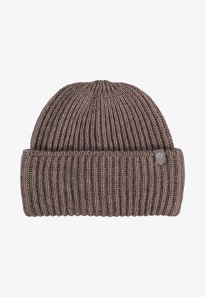 Braune Strickmütze mit geripptem Design, umgeschlagenem Saum und kleinem Logo-Patch an der Seite. Weicher Stoff, warmes Material.