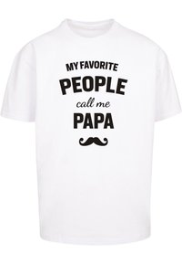 Camiseta de algodón blanca con texto negro que dice "Mis personas favoritas me llaman Papá", con un gráfico de un bigote negro debajo del texto.