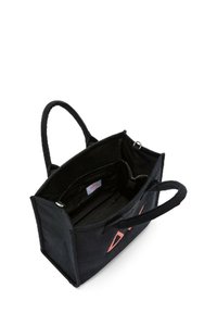 Borsa a tracolla in corduroy nero con due manici, dotata di una tasca interna con zip e un interno liscio e foderato. Dettaglio del logo rosa a vista.