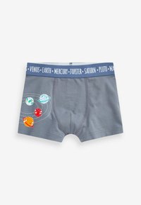Graue Boyshorts mit einem blauen elastischen Bund, der Planetenamen trägt. Gestickte Planeten in einem kreisförmigen Orbit-Design auf der linken Seite.
