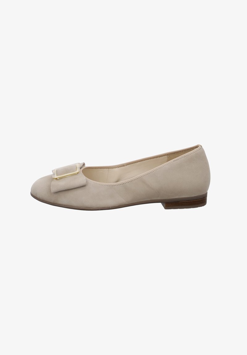 Ballerina beige in suede con punta arrotondata, decorata con un fiocco in tessuto e un accent metallic rettangolare sul fiocco.