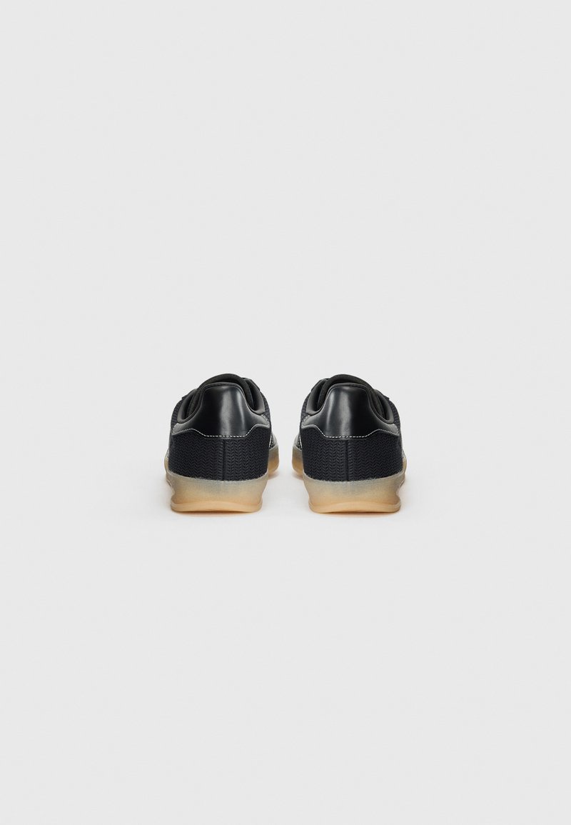 adidas Originals GAZELLE INDOOR UNISEX - Baskets basses - core black/off white/magic beige