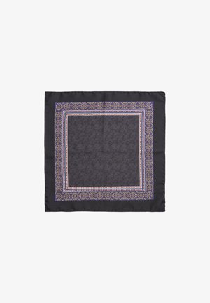 Zwarte zijden vierkante sjaal met complexe geometrische en bloemmotieven in goud en paars langs de rand. Soepele textuur.