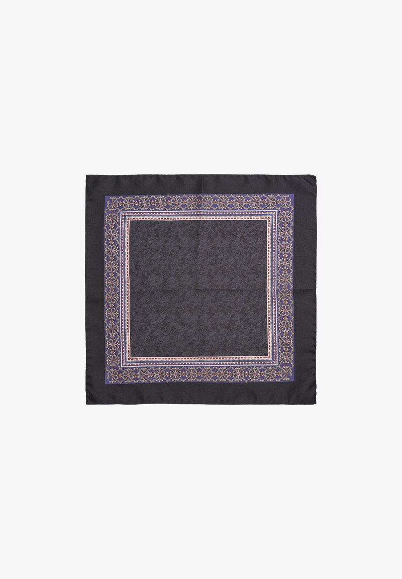 Foulard quadrato in seta nera con intricati pattern geometrico e floreale in oro e viola lungo il bordo. Texture liscia.