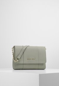Borsa a spalla in ecopelle verde con chiusura a pattina, logo in tonalità oro, tracolla con catena e una superficie decorata.