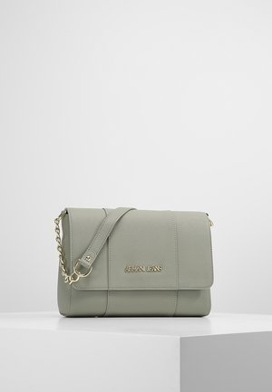 Sac à épaule en simili cuir vert avec un rabat, logo doré, bandoulière ornée de chaînes et un design de surface texturé.