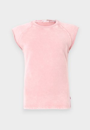 Różowy bezrękawnik z miękkiego materiału, z okrągłym dekoltem i surowymi krawędziami otworów na ramiona, z kontrastowymi detalami stębnowania.