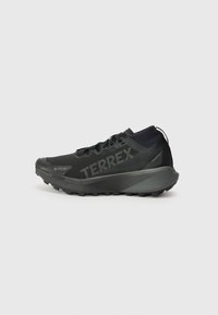 Unselected, core black/grey six
