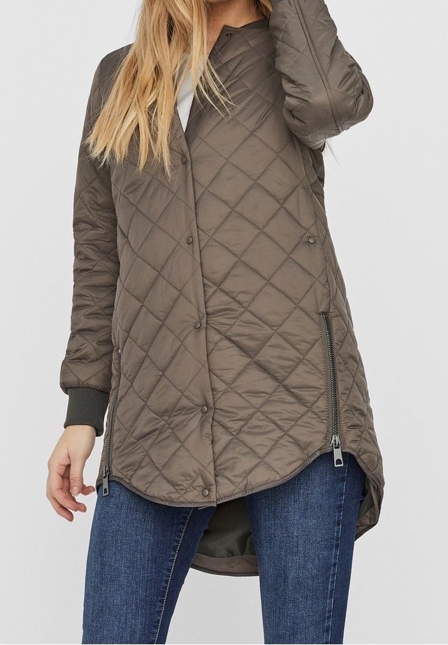 Chaqueta acolchada en un verde oliva oscuro, con un bajo largo, botones a presión y bolsillos laterales con cremallera. Presenta puños acanalados y una textura ligera.
