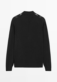 Schwarzer Pullover mit langen Ärmeln, Rundhalsausschnitt und strukturierten grauen Akzenten an den Schultern. Glatter Stoff, schlichtes Design und figurbetonte Form.