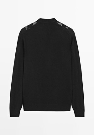 Schwarzer Pullover mit langen Ärmeln, Rundhalsausschnitt und strukturierten grauen Akzenten an den Schultern. Glatter Stoff, schlichtes Design und figurbetonte Form.